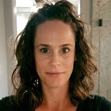 Amazon.com: Panasonic Wet/Dry Bikini Shaver & Trimmer for Women with 4  Attachments, Battery-Operated