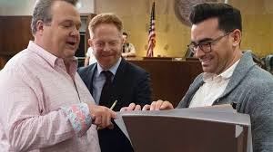 Dan joseph levy was born 9th august, 1983 in toronto, canada. Dan Levy Guest Stars As Artist On Modern Family Tonight Who Is He