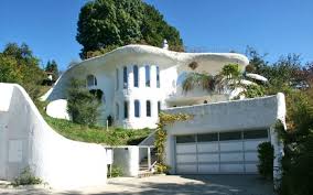 Bezug nehmend auf die antworten von 80 bauherren wollen nun die kosten fürs haus bauen eimal genauer vergleichen Erdhaus In Der Schweiz So Schon Kann Naturlich Wohnen Sein