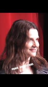 Juliette Binoche à Paris 7 novembre 2024 inauguration des illuminations de  Noël du Printemps Haussmann #juliettebinoche #printemps