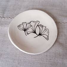 Repose Cuillere Blanc En Ceramique Sgraffite Motif Ginko Repose Cuillere Ceramique Vaisselle