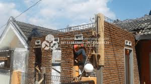 Untuk biaya perkiraan membangun ruko atau perkantoran dengan 1 atau 2 lantai per m2 yaitu 3 juta rupiah, kemudian untuk pembangunan rumah kos untuk per m2 sekitar 3,7 juta rupiah. Harga Borongan Renovasi Rumah Per M2 Renovasi Rumah Malang