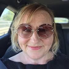 Punkt 17:30 Uhr war es soweit. Zum ersten Mal seit fast 25 Jahren ging die  historische Neonreklame von der Fassade des Kino´s EUROPA 70 in Betrieb. Zu  bewundern ab jetzt in der