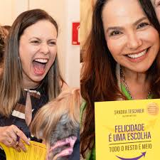 Foto fala sim. E com esse tanto gente, não dá pra ser felicidade de  Instagram, que nem felicidade é, né? Com casa cheia, borbulhas no copo e  violino ao vivo, lançamos o