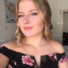 Bea Brooks's Instagram, Twitter & Facebook