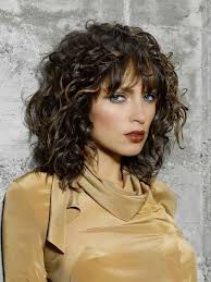 Frisuren Mittellang Mit Pony Und Locken Lockige Frisuren Naturlocken Frisuren Frisuren Schulterlang