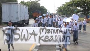 Check spelling or type a new query. Dilarang Ikut Futsal Siswa Sma 1 Losarang Blokade Jalur Pantura Indramayu Bagian 1