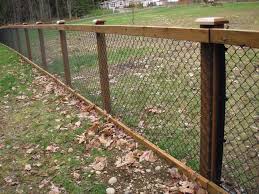 Chain Link Fence With Cedar Wood Trim Black Chain Link Fence Fence Design Chain Link Fence