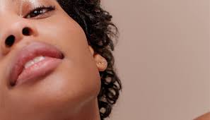 L'acné est une maladie de peau donnant des boutons. L Alcool Dans Les Soins De La Peau Les Faits Paula S Choice