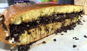 Berikut adalah resep dan cara membuat martabak manis bangka terang bulan dimana cara pembuatannya sangat sederhana belah menjadi dua bagian dan lipat membentuk setengah lingkaran. Inilah Proses Pembuatan Terang Bulan Makassar