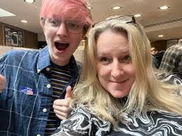 Julie Hollingshead's Instagram, Twitter & Facebook