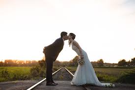 Lustige Hochzeitsbilder Beim Sonnenutergang Romantisch Hochzeitsbilder Naturbilder Jbhochzeitsfotografie Hochzeitsbilder Hochzeitsfotograf Fotos Hochzeit