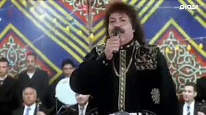 يدور الفيلم حول حاحا وشقيقته تفاحه، وهم يسكنون فى احد المنازل الشعبية حوله النزاعات والمشاكل بينهما حول المنزل، فكل منهما يريد الاستيلاء عليه ليتزوج فيه، تفاحة تعمل ممرضه، اما حاحا فيعمل بوظيفة نوباتشى افراح، ويحب ابنة خالته بينما تقع تفاحة فى حب. Ø­Ø§Ø­Ø§ ÙˆØªÙØ§Ø­Ø© Ù…Ø´Ø§Ù‡Ø¯Ø©