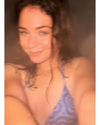 Keely Hill's Instagram, Twitter & Facebook