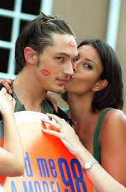 Melanie sykes is a british television and radio presenter and a former model. Melanie Sykes Posts Incredible Throwback Picture Of Her And Tom Hardy When He Won The Big Breakfast S Model Competition In 1998