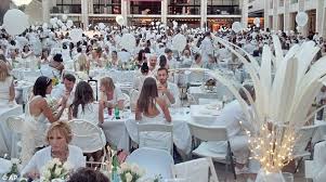 This year over 130,000 people in 80 cities across 30 countries will partake in this global dining event. Talk About A Movable Feast 3 000 People All In White Descend On Nyc S Lincoln Center For Secret Flash Mob Dinner Daily Mail Online