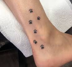 Bu dövmeler modellerine nazaran daha küçük olmasından dolayı daha az acı hissedersiniz. 20 Best Paw Print Tattoos On Foot The Paws Dovme Kucuk Dovmeler Resim Duvari