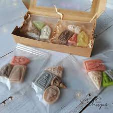 โดยเจ้าของร้านโพสต์ผ่านเฟซบุ๊กระบุว่า อาลัวพระเครื่องนั้นเป็นของทางร้าน โดยขายกล่องละ 100 บาท จำนวน 20 ชิ้นเป็นรสออริ. D6eqzz1a4orzcm