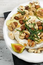 Ofen Camembert Mit Nussen Feigen Honig Rosmarin Und Frischem Brot Rezepte Kochrezepte Leckeres Essen