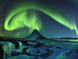 Aurores Boreales Comment Le Soleil Illumine Les Nuits Polaires Aurore Boreale Nuit Polaire Aurore Australe