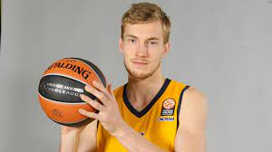 The latest stats, facts, news and notes on niels giffey of the uconn huskies Focus On Niels Giffey Alba Berlin Youtube