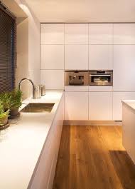 Stylish Modern And Mid Century Kitchens Designer S Projects With Stunning Lighting Pieces Cuisine Moderne Interieur Moderne De Cuisine Cuisine Design Moderne