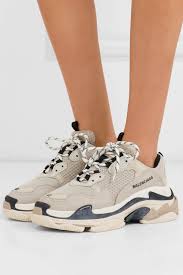 Tällä viikolla oonkin nyt mennyt tämän asukokonaisuuden kanssa, en tiedä mutta joku mussa on muuttunut kun tykkään housuasuistakin. Balenciaga Triple S Beige Black