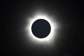 Az ég magyarország felett szinte alig sötétült el, nem úgy, mint norvégiában, ahol teljes napfogyatkozást élhettek át az emberek. Kiszamitottak Mikor Lesz Az Utolso Teljes Napfogyatkozas