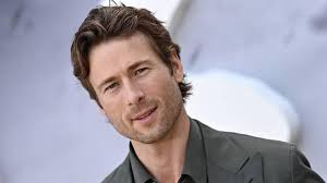 Does anyone think this actor looks like Hot Wings?