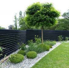 Thankfully, experts in fence installation in salt lake city and other metropolitan areas have several options for boosting your property's security and privacy when using chain link fencing. 51 Simple And Small Front Yard Landscaping Ideas For Low Maintenance 4 Frequence3 Org Modern Backyard Landscaping Fence Landscaping Backyard Landscaping