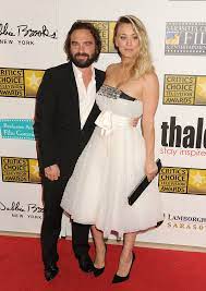 How Tall Is Kaley Cuoco And Johnny Galecki Celebrity Heights How Tall Are Celebrities Heights Of Celebrities