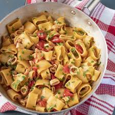 Fate andare a fiamma vivace per cinque minuti, rosolandoli bene. Calamarata Di Benedetta Ingredienti 320 G Di Calamarata 500 G Di Calamari Puliti 350 G Di Pomodori Ciliegino 1 2 Bicchi Ricette Piatti Italiani Idee Alimentari