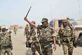Général mahamat idriss deby itno, entouré de ses gardes en costume. Africa Live Updates On President Deby S Death Bbc News