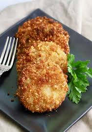 Fried green tomatoes made with green tomatoes and a super crispy cornmeal crust served with a delicious remoulade sauce. Easy Southern Fried Green Tomatoes Recipe Gritsandpinecones Com