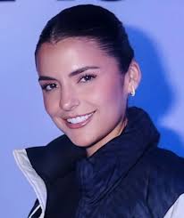 Nuestra Miss Perú y Miss Universo de las Américas 2024 sigue  facturando..ahora con la marca de casacas North Face. Aquí está usando una,  precisamente estuvo en un evento de promoción al lado