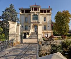 Maybe you would like to learn more about one of these? Caisse D Epargne Photo De L Isle Sur La Sorgue Vaucluse Tripadvisor
