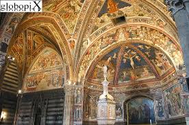 Accommodations offer separate living rooms. Photo Siena Battistero Di San Giovanni 2 Globopix