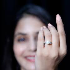 Anillo clásico con solitario de perlas de agua dulce y piedra lateral