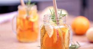 Revisitez La Sangria Avec De Delicieux Fruits De Saison Du Vin Blanc Et Du Cidre Vin Blanc Sangria Cuisine Et Boissons
