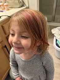 Ich habe Chloes Haar eine rosa Strähne gemacht, sie sagte, sie sieht aus  wie Elsa. (Ich bin mir nicht sicher, wann Elsa rosa Haare hatte, aber okay!  ) 🥰