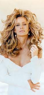 Farrah fawcett was an iconic 70s actress and one of the most wanted women of her time. Farrah Fawcett Beauty Hair Styles Big Hair