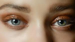 How To Get The Glossy Eye Look And Like It Glossy Eyes Glossy Makeup Makeup Looks