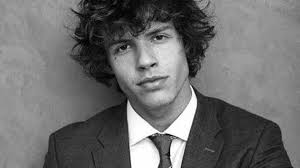 Aos 20 anos, filho de Luiza Tomé vira modelo