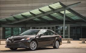 The lexus es has been the company's sensible midsize luxury sedan for years, and in 2013, the automaker introduced the hybrid version called the es 300h. Comparison Toyota Camry Hybrid Se 2018 Vs Lexus Es 350 F Sport 2019 Suv Drive