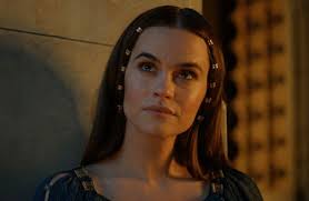 Így néz ki valójában a Gyűrűk Ura sorozat magyar származású kebelcsodája, a  28 éves Ema Horvath