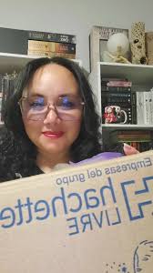 Amistades, estoy muy emocionada porque hoy llegó este paquete de parte de  @hachettelivremexico y @ellibreromx✨️, En esta caja venía el libro Caída  libre, es un sport romance y en este perfil nos ...