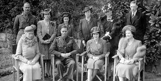 Lord harewood married princess mary, only daughter of king george v and queen mary, at westminster abbey, on 28 february 1922. Prince George On Twitter 8 45 Royalfamily Portraits Through The Years 1945 Front Queen Mary King George Vi Princess Elizabeth Queen Mother Back Duke Duchess Of Gloucester Princess Margaret Princess Mary The