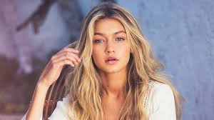 Gigi hadid got real candid about giving birth at home with zayn malik by her side natasha jokic · feb. Tetap Cantik Begini Swafoto Pertama Gigi Hadid Setelah Melahirkan Herstory