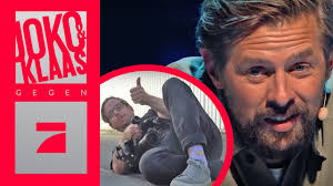 Das duo soll unvorteilhaft abgelichtet werden und erhält ein fieses plakat, das neben ihrem kollegen aufgehängt wird. Strafe Vollig Entstellt Das Peinlichste Plakat Aller Zeiten Joko Klaas Gegen Prosieben Youtube