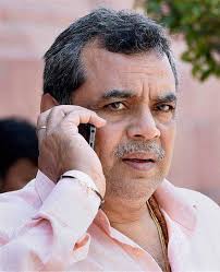 Gujarati is played by paresh rawal and punjabi played by rishi kapoor. Actor Paresh Rawal Appointed Head Of National School Of Drama